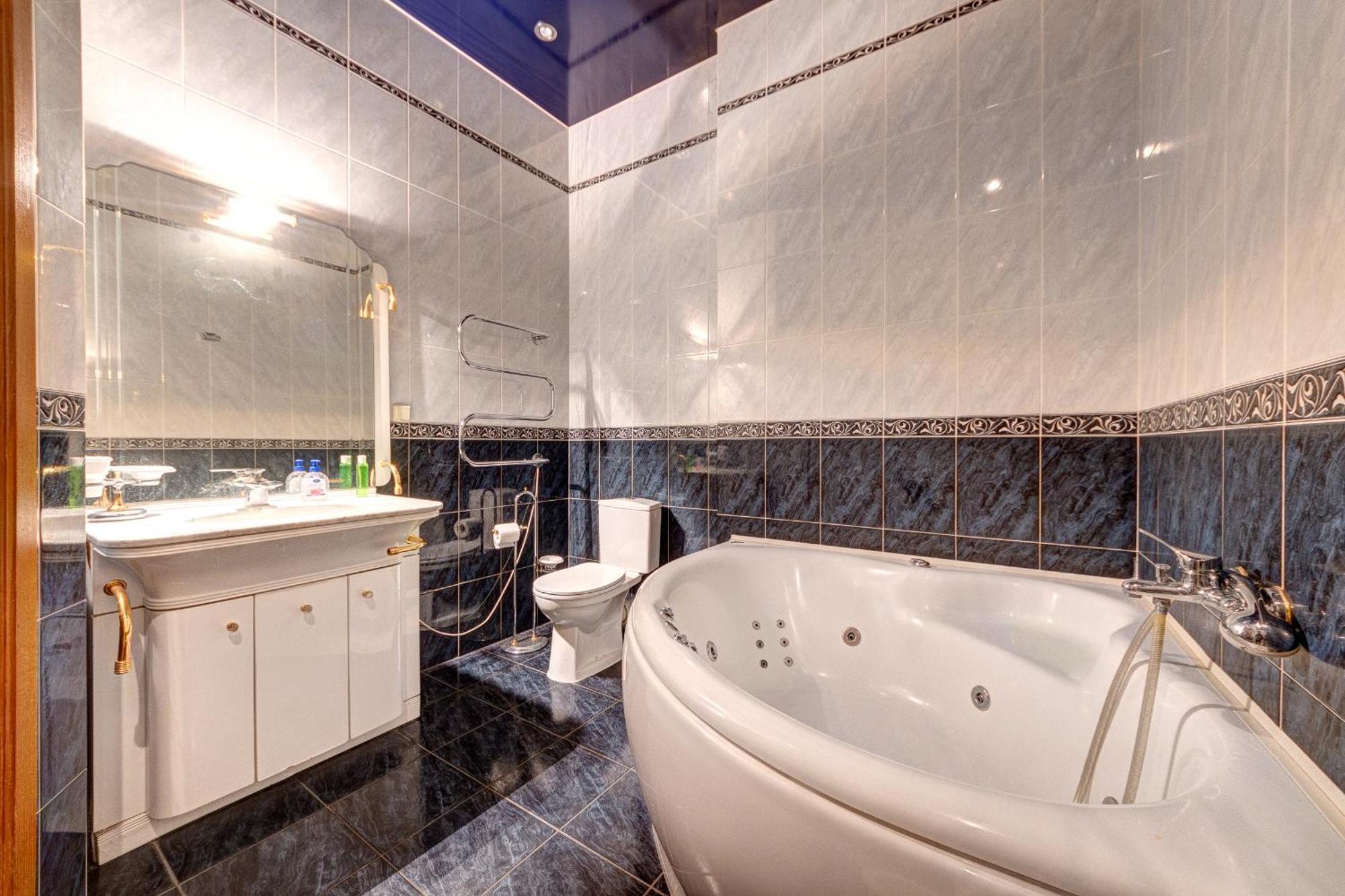 Apartment 3-кімнатні в центрі києва, м. площа українських героїв *
