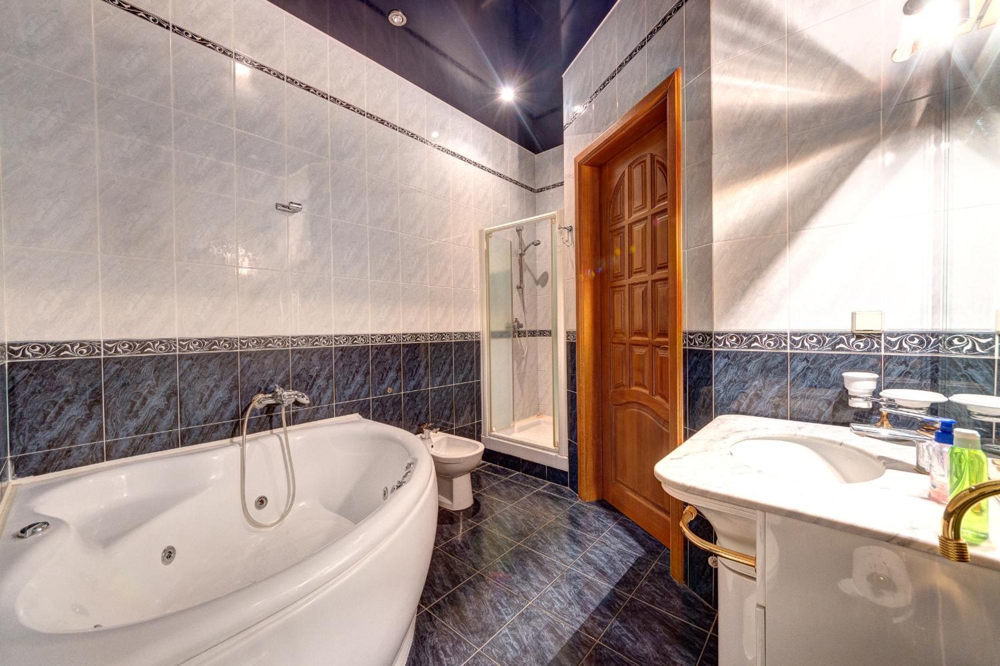 3-кімнатні в центрі києва, м. площа українських героїв Apartment *