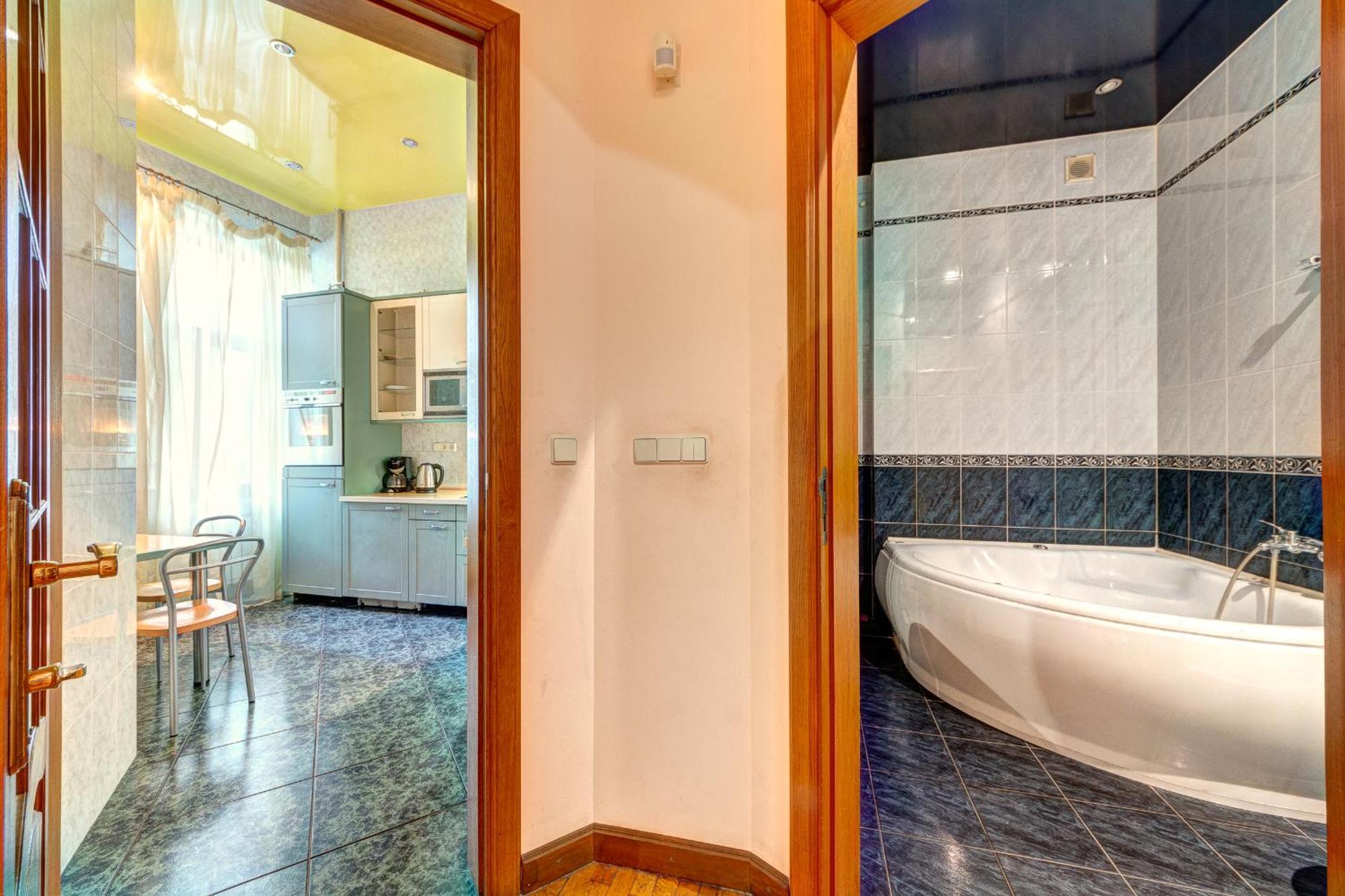 Apartment 3-кімнатні в центрі києва, м. площа українських героїв